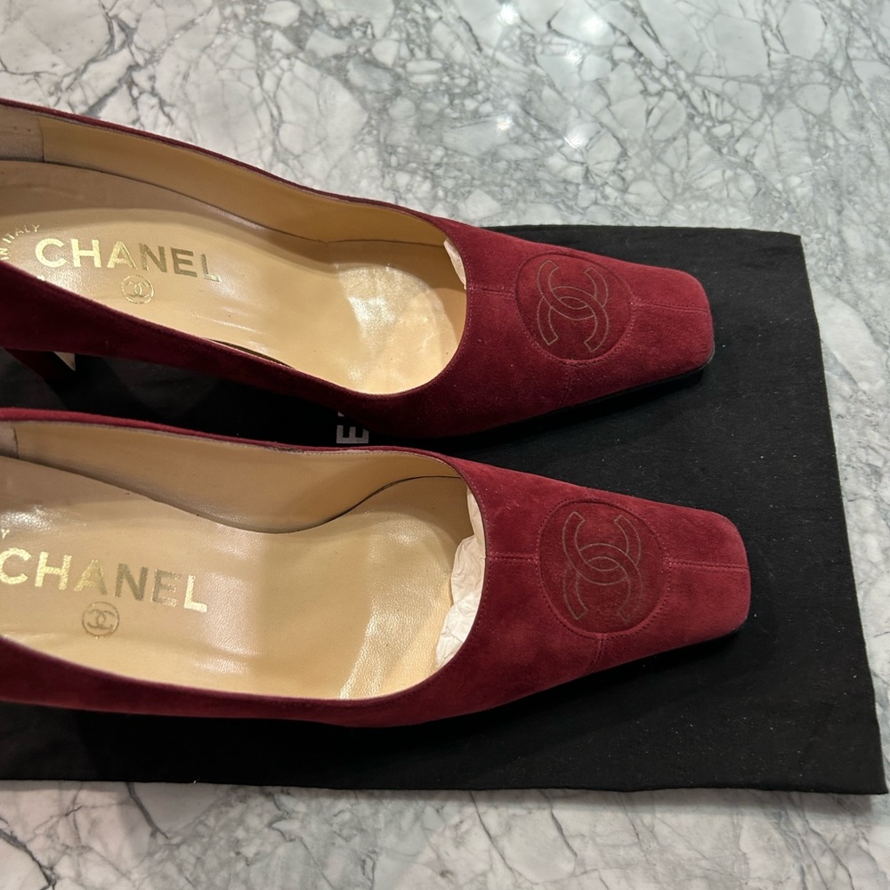 CHANEL High Heels Shoes Burgundy Suede Embossed CC Logo Pumps 38 Worn Only Once